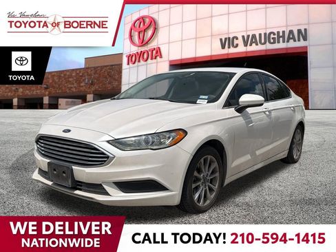 Used 2017 Ford Fusion SE w/ Fusion SE Technology Package FWD image 1