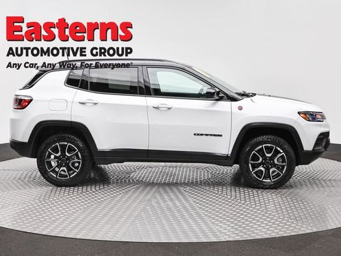 Used 2025 Jeep Compass Trailhawk AWD/4WD image 4