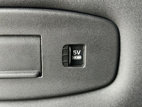 Used 2025 Land Rover Discovery S image 25