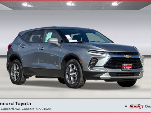 Used 2025 Chevrolet Blazer LT image 1