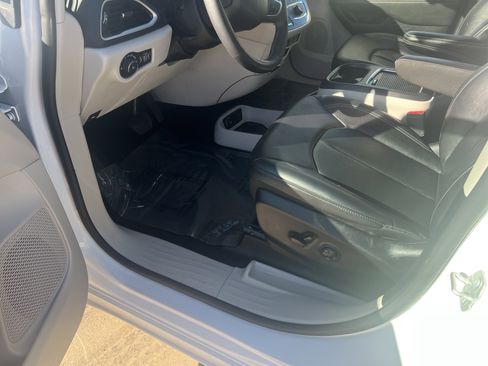 Used 2024 Chrysler Pacifica Touring-L image 10