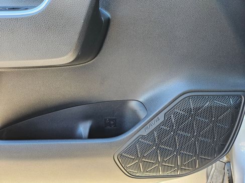 Used 2022 Toyota RAV4 XLE w/ Convenience Package image 13