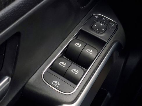 Used 2021 Mercedes-Benz GLB 250 4MATIC w/ Premium Package image 16