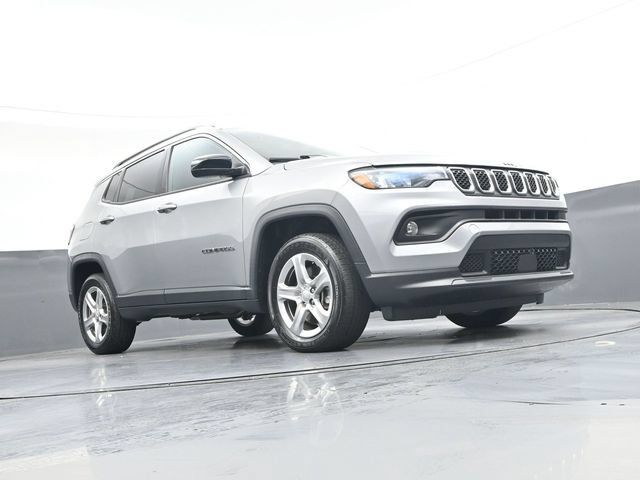 Used 2023 Jeep Compass Latitude w/ Sun and Sound Group AWD/4WD image 31