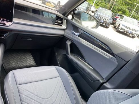 Certified 2025 Volkswagen Tiguan SE R-Line AWD/4WD image 14