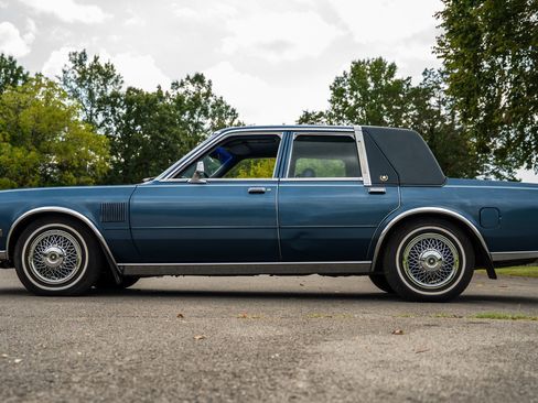 Used 1988 Chrysler Fifth Avenue RWD image 10