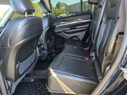 Used 2023 Jeep Grand Cherokee Limited image 14