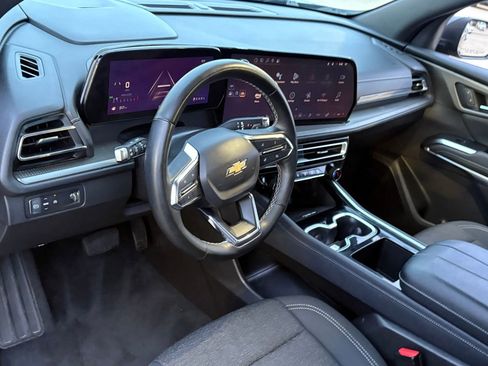 Used 2025 Chevrolet Traverse LT image 16