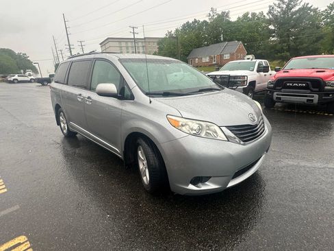 Used 2013 Toyota Sienna LE FWD image 3