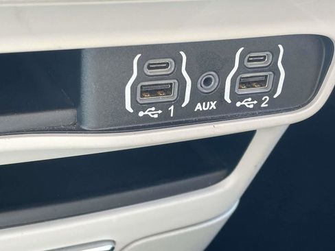 Used 2023 Chrysler Pacifica Touring-L image 19