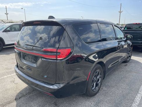 Used 2022 Chrysler Pacifica Touring-L w/ Uconnect Theater Family Group FWD image 13
