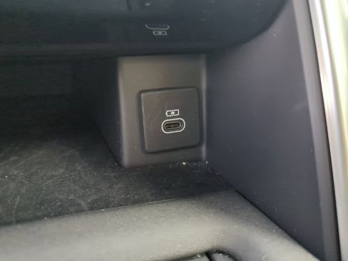 Certified 2024 Land Rover Discovery Dynamic SE image 24