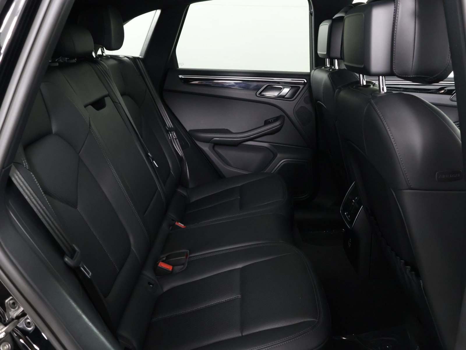 Certified 2023 Porsche Macan AWD/4WD image 32