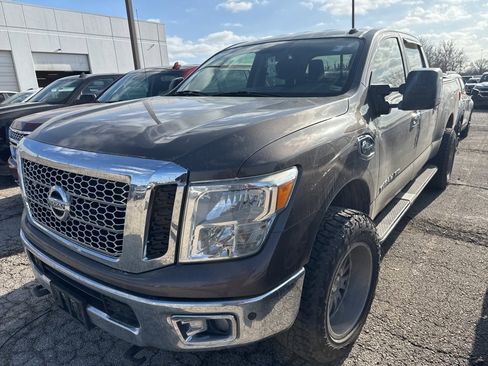 Used 2017 Nissan Titan SV image 3
