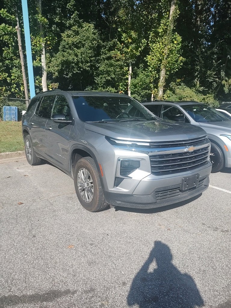 Used 2025 Chevrolet Traverse LT FWD image 2