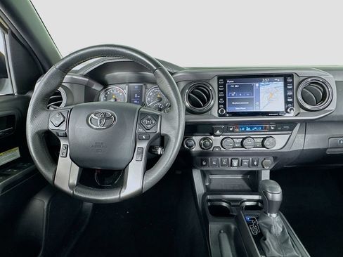 Used 2020 Toyota Tacoma TRD Off-Road w/ Technology Package AWD/4WD image 12