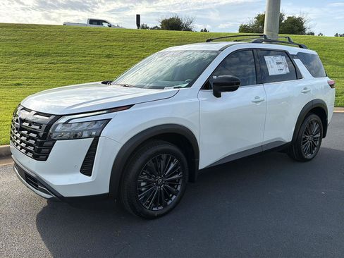 New 2026 Nissan Pathfinder SL w/ SL Premium Package FWD image 2