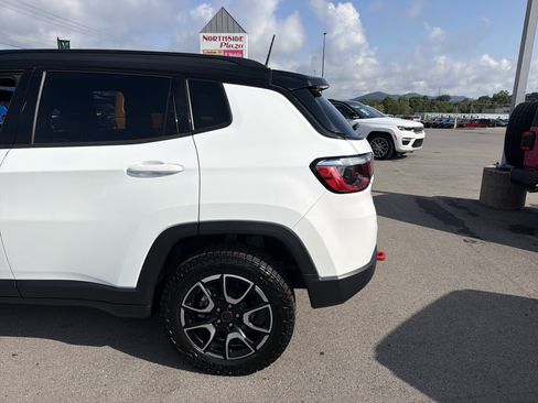 Used 2025 Jeep Compass Trailhawk w/ Trailhawk Convenience Group AWD/4WD image 9