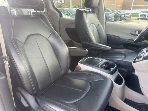 Used 2024 Chrysler Pacifica Touring-L FWD image 13