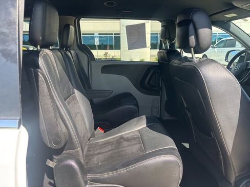 Used 2018 Dodge Grand Caravan SXT FWD image 12