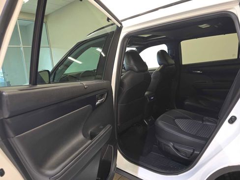 Used 2023 Toyota Highlander XSE AWD/4WD image 24