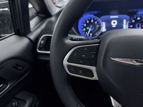 Used 2025 Chrysler Pacifica Select FWD image 28
