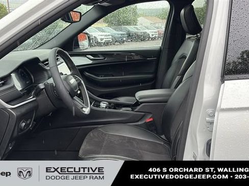 Used 2023 Jeep Grand Cherokee Altitude AWD/4WD image 9