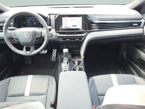 Used 2025 Toyota Camry SE image 11