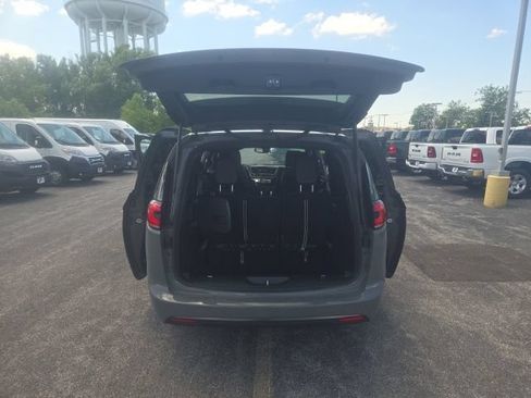 Used 2024 Chrysler Pacifica Limited FWD image 34