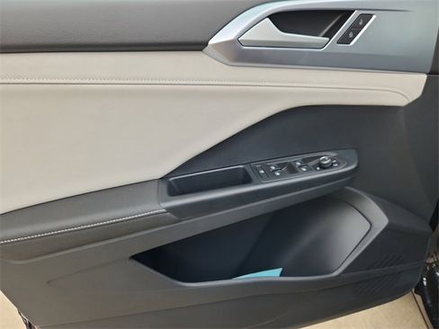 New 2025 Volkswagen Taos SE image 6