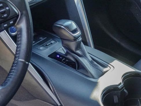 Used 2021 Toyota Venza LE image 17