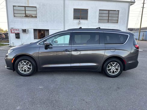 Used 2021 Chrysler Pacifica Touring image 3
