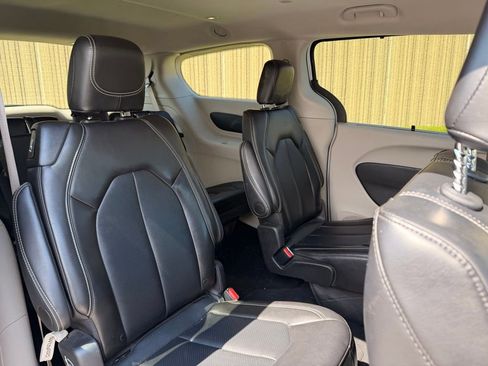 Used 2024 Chrysler Pacifica Touring-L FWD image 23