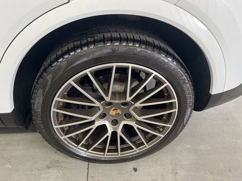 Used 2023 Porsche Cayenne Platinum Edition image 28