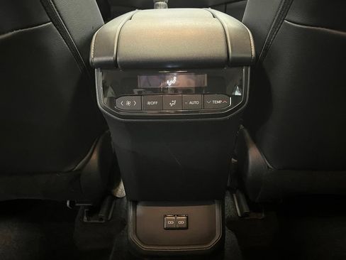 Used 2023 Toyota Highlander XLE AWD/4WD image 16