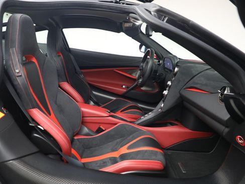 Used 2019 McLaren 720S Performance RWD image 24