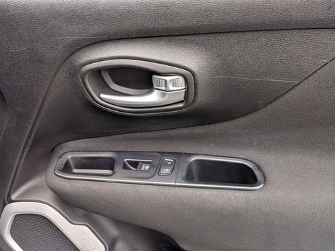 Used 2019 Jeep Renegade Latitude FWD image 35