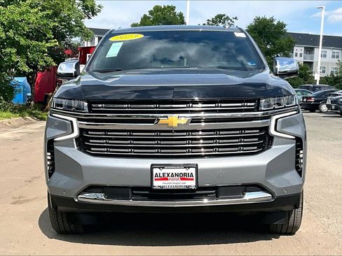 Used 2023 Chevrolet Suburban Premier w/ Premium Package 2 AWD/4WD image 3