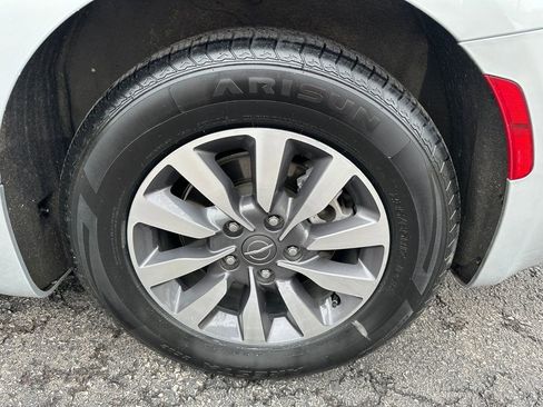 Certified 2023 Chrysler Pacifica Touring-L FWD image 33