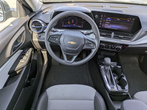 Used 2025 Chevrolet Trax LT FWD image 17