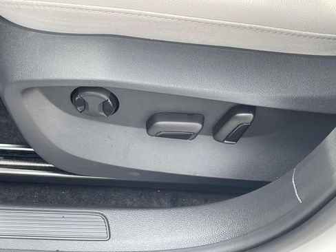 New 2026 Volkswagen Taos SE FWD image 16