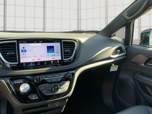 New 2026 Chrysler Pacifica Select image 12