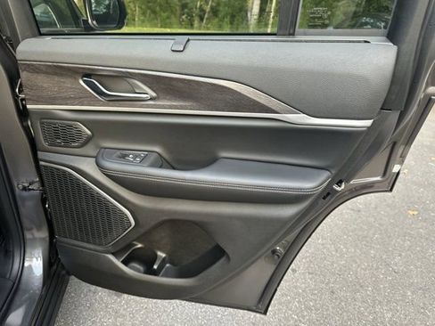 New 2025 Jeep Grand Cherokee Limited w/ Black Appearance Package image 9