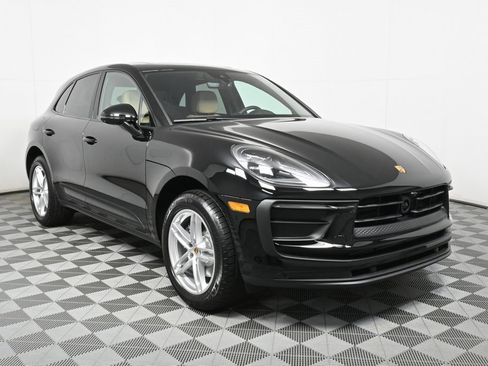 Certified 2025 Porsche Macan AWD image 19