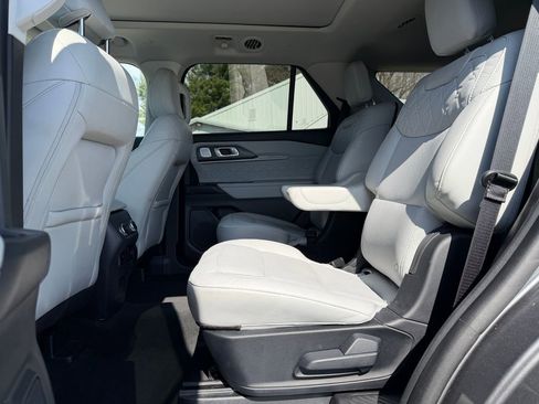Used 2025 Ford Explorer Platinum w/ LUX Leather Package image 4