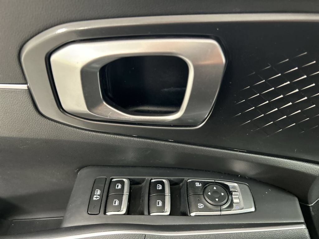 Certified 2023 Kia Sorento LX AWD/4WD image 11