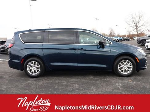 Used 2025 Chrysler Pacifica Select image 3