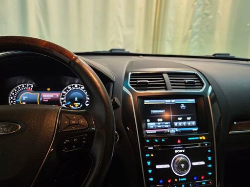 Used 2016 Ford Explorer Platinum image 16