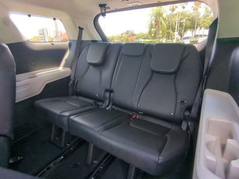 Used 2024 Kia Carnival EX FWD image 14