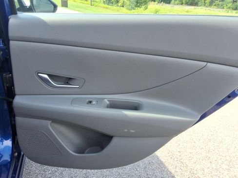 Used 2021 Hyundai Elantra SE FWD image 24